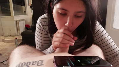 Unë ngacmoj motrën time njerkë ndërsa ajo shikon Disney [Cum]