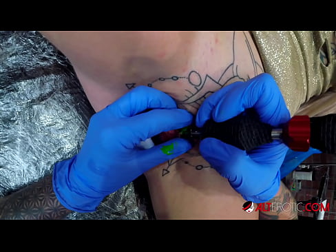 ❤️ E dashura jashtëzakonisht e bërë me tatuazhe, Sully Savage, bëri një tatuazh në klitorisin e saj ❌ Video porno në sq.tvmarket.top ❌